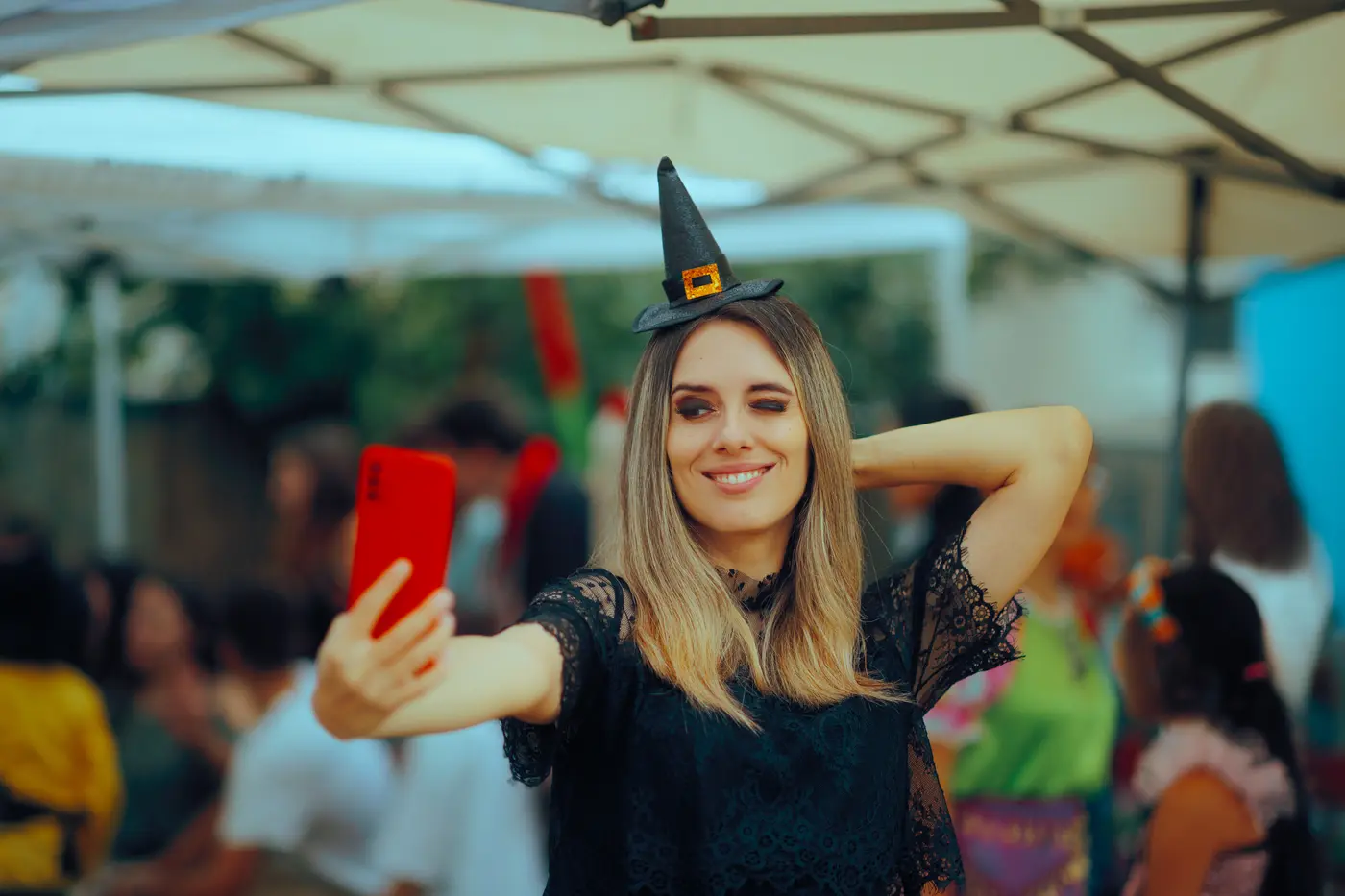 Zwei Freundinnen schauen gemeinsam auf Fotos auf einem Smartphone